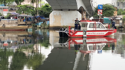 Video: Cảnh sát lặn tìm người phụ nữ rơi từ cầu Chánh Hưng xuống kênh Đôi ở TP.HCM