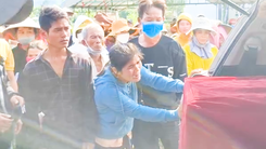 Video: Nạn nhân thảm kịch giẫm đạp ‘trở về’ trong vòng tay người thân, hàng xóm