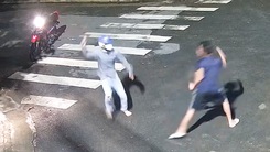 Video: Bắt nghi phạm kề dao vào cổ người phụ nữ dẫn con đi dạo cướp điện thoại