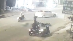 Video: Camera ghi lại cảnh người đàn ông đi xe máy bị sụp 'ổ gà', ngã xuống đường tử vong
