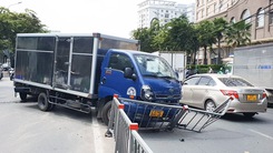 Video: Xe tải tông dải phân cách trước công viên Gia Định, TP.HCM