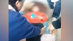 Video: Mê chơi, cậu bé 3 tuổi bị kẹt đầu vào cối đá