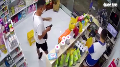 Video: Xuất hiện người nghi sử dụng tiền giả 500.000 đồng mua hàng ở Phú Yên, công an đang vào cuộc