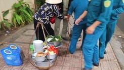 Video: Người phụ nữ bán hàng rong bỏ chạy khi bị mời lên phường để làm rõ vụ lấy đồ thừa nấu lại bán cho khách