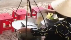Video: Người bán hàng đổ nước lèo thừa vào nồi bị phạt 2,5 triệu đồng vì chiếm vỉa hè để buôn bán