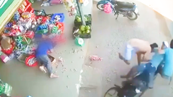 Video: Nam thanh niên thủ dao chém chết chủ tiệm tạp hóa chỉ vì lời nói đùa 'mày thiếu tao 500.000 đồng'
