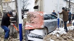 Video: 'Đi theo ứng dụng chỉ đường', chiếc ô tô bị kẹt giữa 2 trụ bê tông