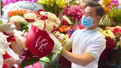 Video: Hoa hồng có chữ LOVE giá 200.000 đồng/cành 'cháy hàng' ngày 14-2