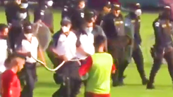 Video: Rắn bò vào sân đá banh gây náo loạn trận đấu, cảnh sát được huy động vây bắt