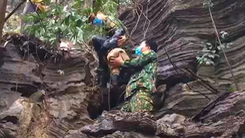 Video: Giải cứu 6 phụ nữ và trẻ em mắc kẹt trên vách đá khi nhập cảnh trái phép