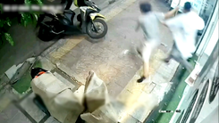 Video: Bẻ khóa trộm xe bị phát hiện, 2 nghi phạm tháo chạy đến chỗ khác… trộm tiếp