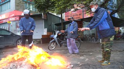 Video: Người dân Hà Nội đốt lửa sưởi ấm trong giá rét