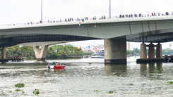 Video: Tìm kiếm nam thanh niên nhảy xuống sông Sài Gòn, bỏ lại xe máy trên cầu