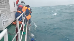 Video: Cứu 9 ngư dân bị chìm tàu, trôi trên vùng biển Lý Sơn