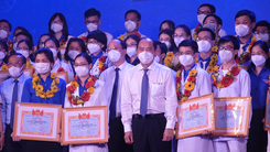 Video: TP.HCM vinh danh, trao giải thưởng Phạm Ngọc Thạch cho 80 thầy thuốc trẻ