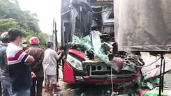 Video: Xe khách tông đuôi xe đầu kéo, tài xế tử vong trong cabin, 10 người bị thương
