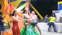 Video: Mẹ á hậu lao lên sân khấu giật vương miện của hoa hậu ném xuống sàn