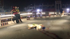 Video: Thanh niên nằm chết trên cầu vượt ngã 6 Gò Vấp, có thể do xe va vào thành cầu