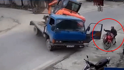 Video: Tạm giữ tài xế xe tải chở máy xúc lật đè chết cụ ông ở Nghệ An