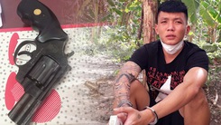 Video: Hai nghi phạm bắn chết thiếu niên ở Tiền Giang ra đầu thú, khai súng mua qua mạng
