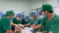 Video: Phẫu thuật rút dao ở cột sống nam thanh niên 'bị bạn nhậu đâm sau lưng'
