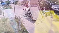 Video: Chạy xe tải quên hạ thùng, nữ tài xế kéo sập 5 trụ điện