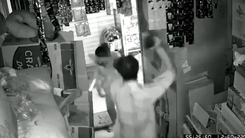 Video: Kinh hãi người đàn ông cầm dao chặt nước đá chém phụ nữ tới tấp, treo cổ tự tử