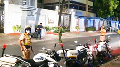Video nóng: Cơ quan điều tra đang có mặt tại nhà bà Nguyễn Phương Hằng