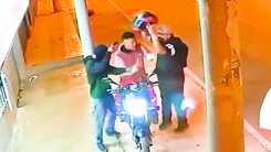 Video: Vô tình bắn chết đồng bọn khi đang giằng co cướp xe máy