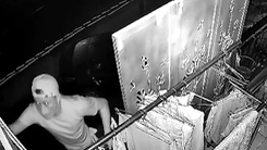 Video: Hình ảnh trộm vào nhà, rọi đèn lục lọi khắp nơi như chốn không người