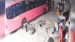 Video: Lốp xe nổ lớn, chủ gara ở Sơn La bị hất văng lên cao