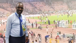 Video: Bác sĩ FIFA qua đời sau khi cổ động viên Nigeria tràn vào sân đập phá