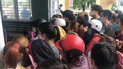 Video: Rất đông người dân Đà Nẵng chen nhau xin giấy xác nhận hết COVID-19