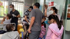 Video: Người dân chen chúc ở trạm y tế chờ test, lấy giấy xác nhận khỏi bệnh
