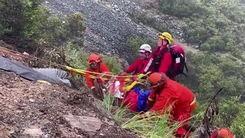 Video: Thả dây hơn 150m cứu hai cha con rơi xuống vực sâu