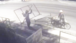 Video: Bức xúc với nạn trộm vặt, hàng rào lưới B40 cồng kềnh cũng gỡ