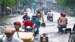 Video: Người dân TP.HCM bì bõm lội nước sau cơn mưa kéo dài hơn 30 phút
