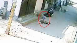 Video: Cảnh báo nguy cơ 'chết người' trên đường, bé trai 4 tuổi lọt xuống cống