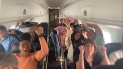 Video: Hành khách vui mừng khi bãi bỏ qui định bắt buộc đeo khẩu trang trên các chuyến bay