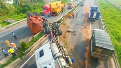 Video: Hiện trường xe container 'chổng vó', chắn ngang trên cao tốc TP.HCM - Trung Lương