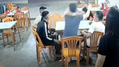 Video: Nữ chủ quán ăn bị nhóm thanh niên dùng ghế tấn công ở Hà Tĩnh