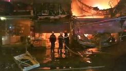 Video: Hỏa hoạn thiêu rụi 7 ngôi nhà trong đêm ở Hà Nội