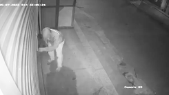 Video: 'Kỳ công' phá 2 lớp cửa vào tiệm vàng, kẻ trộm 'thất vọng' vì nhiều kệ tủ trống trơn