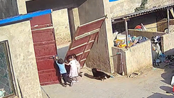 Video: 2 bé gái may mắn 'thoát nạn' khi bị cánh cửa sắt đè trúng người