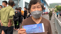Video: Cụ bà ‘khoe’ vé miễn phí xem trận tuyển nữ Việt Nam - Campuchia