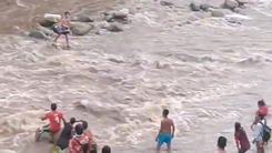 Video: Một du khách bị mắc kẹt giữa dòng nước chảy xiết do mải mê chụp ảnh