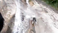 Video: Người đàn ông may mắn thoát 'tử thần’ khi rơi từ thác nước cao cả chục mét