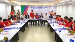 Video: Đội tuyển nữ Việt Nam nhận thưởng 4,6 tỉ đồng sau khi giành HCV SEA Games 31