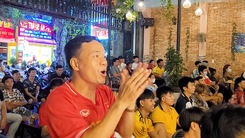 Video: Bố mẹ cầu thủ Tiến Linh cùng hàng trăm người hâm mộ cổ vũ cho U23 Việt Nam