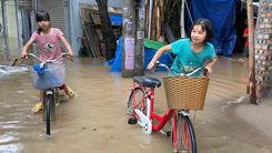Video: Khu đô thị mọc lên, nước không đường thoát, người dân ngoại thành Hà Nội lội bì bõm sau mưa